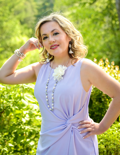 Floral Romance jewellery set on a model