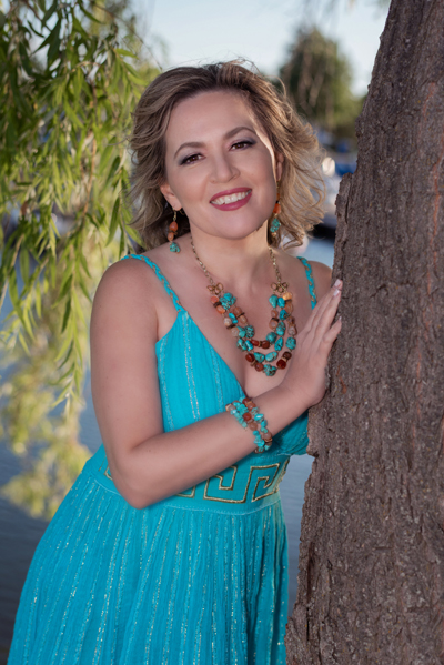 Aqua Terra Dream jewellery set on a model