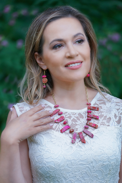 Fusia Sunrise jewellery set on a model